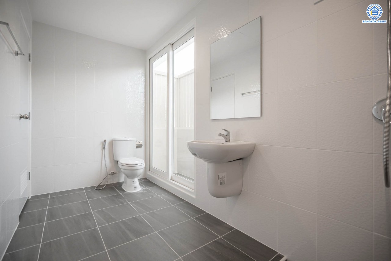 บ้านมือสองตกแต่งใหม่ โครงการ คาซ่าวิลล์ ราชพฤกษ์-แจ้งวัฒนะ จากแบรนด์ Q.House ต่อเติมครบพร้อมเข้าอยู่ เนื้อที่ 50.6 ตร.ว. ฟังก์ชันจัดเต็ม 3 ห้องนอน 2 ห้องน้ำ จอดรถได้ 2 คัน บนทำเลศักยภาพ ติดถนนราชพฤกษ์ ใกล้ทางด่วน "แจ้งวัฒนะ" และเซ็นทรัลแจ้งวัฒนะ